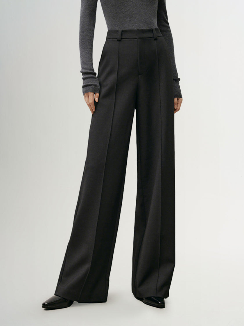 A woman wearing straight-fit high-waist trousers in a tailored design, offering a sleek and sophisticated look for any occasion.