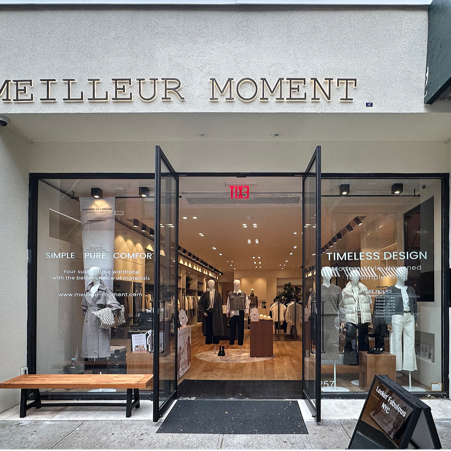 Storefront with 'Meilleur Moment' sign and glass doors